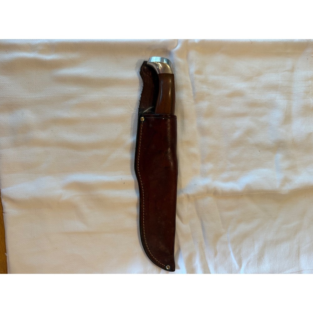 Cutco 1069 Hunting Knife Unisex OS Brown Good Serrated Leather Sheath Vintage